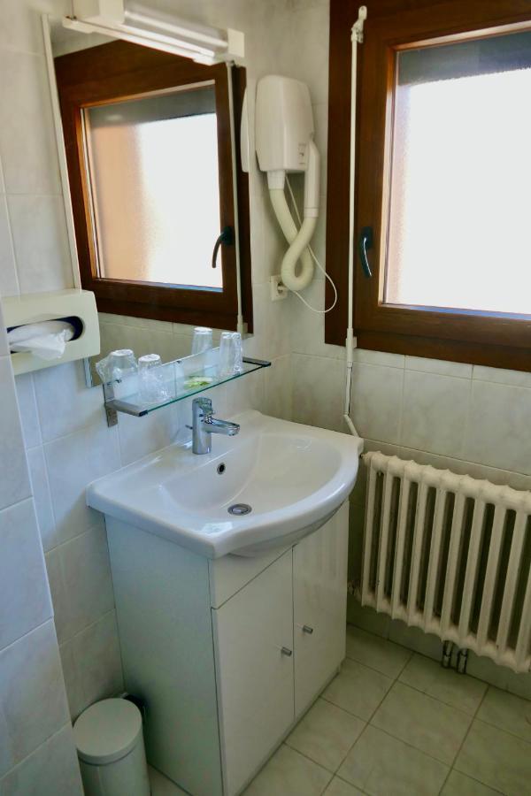 Hotel Le Blainon Орон Екстериор снимка